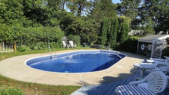 Allen Harbor Breeze Inn & Gardens