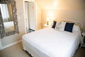 Allen Harbor Breeze Inn & Gardens