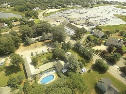 Allen Harbor Breeze Inn & Gardens