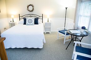 Allen Harbor Breeze Inn & Gardens