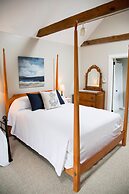 Allen Harbor Breeze Inn & Gardens