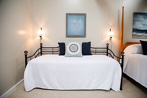 Allen Harbor Breeze Inn & Gardens