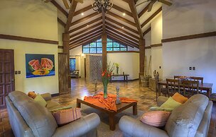 Hacienda La Pacífica Eco-Lodge