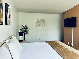 Foghorn Harbor Inn