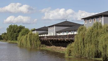 Howard Johnson by Wyndham San Pedro Resort & Marina