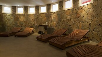 Howard Johnson by Wyndham San Pedro Resort & Marina