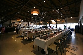 Howard Johnson by Wyndham San Pedro Resort & Marina