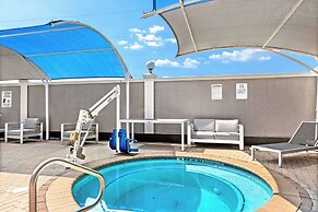 La Quinta Inn & Suites by Wyndham Raymondville