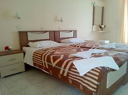 Leonidas Hotel and Studios