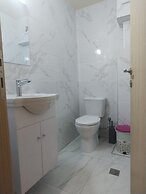 Leonidas Hotel and Studios