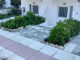 Leonidas Hotel and Studios