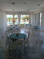 Leonidas Hotel and Studios