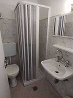 Leonidas Hotel and Studios