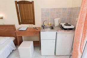 Leonidas Hotel and Studios