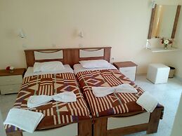 Leonidas Hotel and Studios