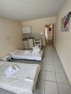 Leonidas Hotel and Studios