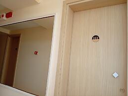Leonidas Hotel and Studios