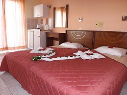 Leonidas Hotel and Studios