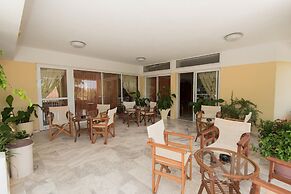 Leonidas Hotel and Studios