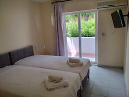 Leonidas Hotel and Studios