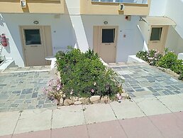 Leonidas Hotel and Studios