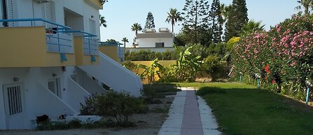 Leonidas Hotel and Studios