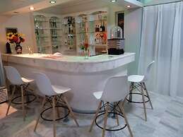 Leonidas Hotel and Studios