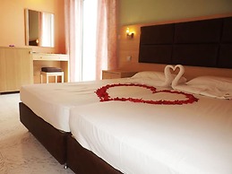 Leonidas Hotel and Studios