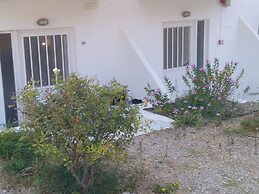 Leonidas Hotel and Studios