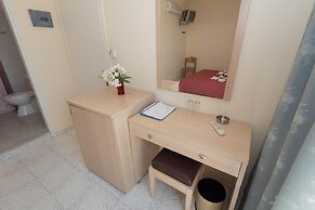 Leonidas Hotel and Studios