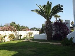 Leonidas Hotel and Studios