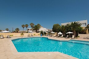 Leonidas Hotel and Studios