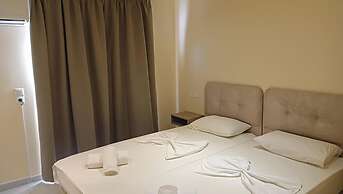 Leonidas Hotel and Studios