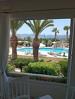 Leonidas Hotel and Studios
