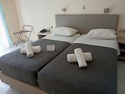 Leonidas Hotel and Studios