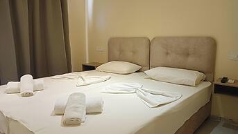 Leonidas Hotel and Studios