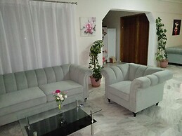 Leonidas Hotel and Studios