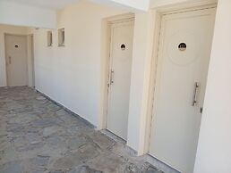 Leonidas Hotel and Studios