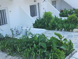 Leonidas Hotel and Studios