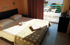 Leonidas Hotel and Studios