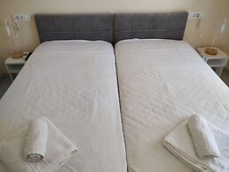 Leonidas Hotel and Studios