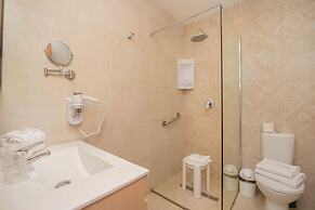 Gillieru Harbour Hotel