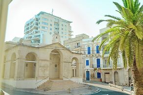 Gillieru Harbour Hotel