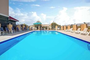 La Quinta Inn & Suites by Wyndham Alvarado