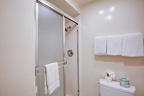 Newport Channel Inn - Near Huntington State Beach