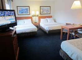 Newport Channel Inn - Near Huntington State Beach