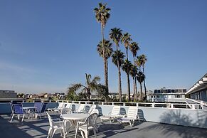 Newport Channel Inn - Near Huntington State Beach