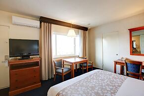 Newport Channel Inn - Near Huntington State Beach