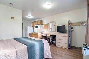 HomeTowne Studios & Suites by Red Roof Bentonville