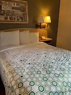 HomeTowne Studios & Suites by Red Roof Bentonville